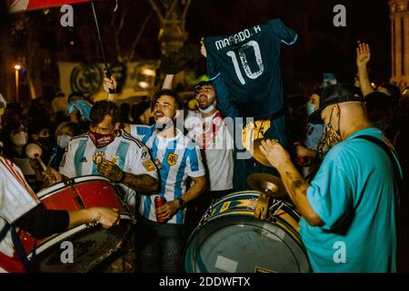 Barcelona, Spanien. November 2020. Fans von Diego Maradona feiern ihr ewiges Idol, nachdem die argentinische Fußballlegende und all-time greatest im Alter von 60 Jahren nach einem Herzinfarkt am 25. November gestorben sind, als sie sich versammeln, um am Arc de Triomf in Barcelona zu trauern. Barcelona war 1982 die erste europäische Station in seiner beruflichen Karriere, wo er zwei eher Verletzungen getroffen und polemische Spielzeiten. Quelle: Matthias Oesterle/Alamy Live News Stockfoto