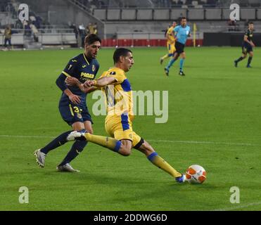 Tel Aviv, Israel. November 2020. Eytan Tibi von Maccabi Tel AIV tritt den Ball in einem Spiel mit Villarreal in der UEFA Europa League Gruppe 1 Spiel im Bloomfield Stadium in Tel Aviv, Israel, am Donnerstag, 26. November 2020. Foto von Debbie Hill/UPI Kredit: UPI/Alamy Live Nachrichten Stockfoto