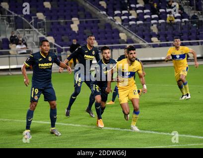 Tel Aviv, Israel. November 2020. Maccabi Tel AIV (gelb) spielt Villarreal CF (blau) in der UEFA Europa League Gruppe 1 Spiel im Bloomfield Stadium in Tel Aviv, Israel, am Donnerstag, 26. November 2020. Foto von Debbie Hill/UPI Kredit: UPI/Alamy Live Nachrichten Stockfoto