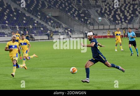 Tel Aviv, Israel. November 2020. Alfonso Pedraza von Villarreal CF tritt den Ball während eines Spiels mit Maccabi Tel AIV in der UEFA Europa League Gruppe 1 Spiel im Bloomfield Stadium in Tel Aviv, Israel, am Donnerstag, 26. November 2020. Foto von Debbie Hill/UPI Kredit: UPI/Alamy Live Nachrichten Stockfoto