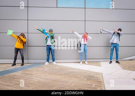 Multiethnische Menschen tanzen den Dab Tanz halten soziale Distanz während Die Zeit des Coronavirus - spielerische Schüler machen lustig Posen mit Prote Stockfoto