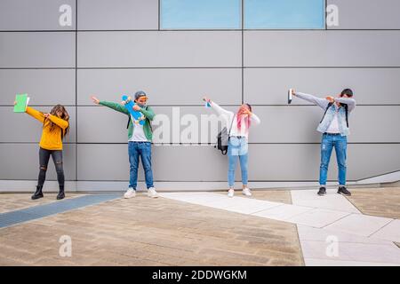 Multiethnische Menschen tanzen den Dab Tanz halten soziale Distanz während Die Zeit des Coronavirus - spielerische Schüler machen lustig Posen mit Prote Stockfoto