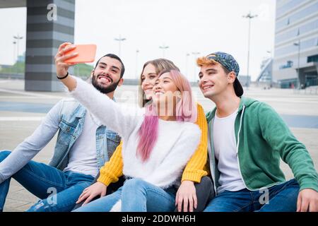 Gruppe junger Freunde, die ein Selfie in der Stadt machen - Happy Millenials, die Inhalte in sozialen Medien teilen - Menschen, Technologie und Lifestyle Stockfoto