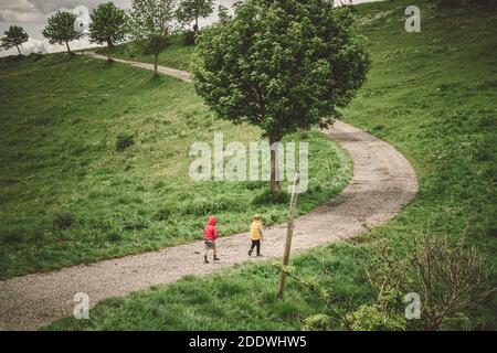 Kinder wandern im Wald Wandern und Trekking in der Wald - zwei Brüder zu Fuß auf einem Waldweg in Herbst Stockfoto