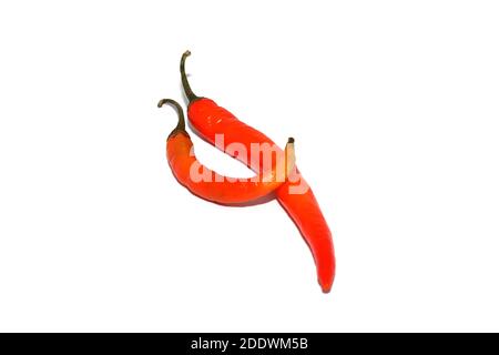 Rote scharfe Chilischoten auf weißen Hintergründen isoliert Stockfoto
