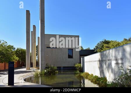 Die Säulen der Verfassung, eine Ausstellung im Apartheid Museum in Johannesburg, Südafrika. Ein kleiner Teich vor dem Betongebäude. Stockfoto