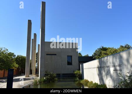 Die Säulen der Verfassung, eine Ausstellung im Apartheid Museum in Johannesburg, Südafrika. Das weiße Gebäude steht im Kontrast zum blauen Himmel. Stockfoto