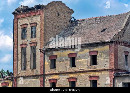 Eine alte verlassene Fabrik, die vollständig zerstört wurde. Die Anlage wurde aufgegeben und das Gebäude fiel auseinander. Stockfoto