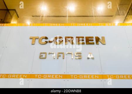 Beleuchtetes Logo der Eigentumswohnung TC GRÜN in Bangkok, Thailand. Stockfoto