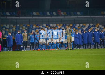 Neapel, KAMPANIEN, ITALIEN. November 2020. 26/11/2020 stadio San Paolo, europa Leaghue di calcio di s incontro tra SSC Napoli vs Rijeka.in foto: i giocatori del napoli scendono in campo con la maglia di Maradona Credit: Fabio Sasso/ZUMA Wire/Alamy Live News Stockfoto