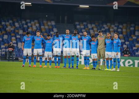 Neapel, KAMPANIEN, ITALIEN. November 2020. 26/11/2020 stadio San Paolo, europa Leaghue di calcio di s incontro tra SSC Napoli vs Rijeka.in foto: i giocatori del napoli scendono in campo con la maglia di Maradona Credit: Fabio Sasso/ZUMA Wire/Alamy Live News Stockfoto