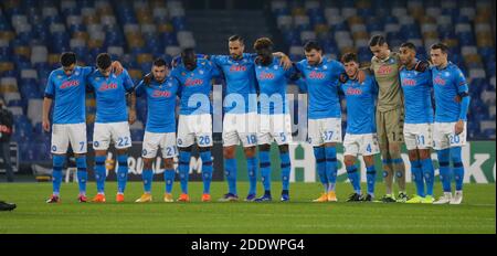 Neapel, KAMPANIEN, ITALIEN. November 2020. 26/11/2020 stadio San Paolo, europa Leaghue di calcio di s incontro tra SSC Napoli vs Rijeka.in foto: i giocatori del napoli scendono in campo con la maglia di Maradona Credit: Fabio Sasso/ZUMA Wire/Alamy Live News Stockfoto