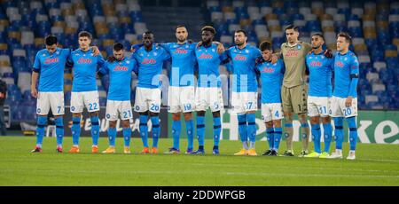 Neapel, KAMPANIEN, ITALIEN. November 2020. 26/11/2020 stadio San Paolo, europa Leaghue di calcio di s incontro tra SSC Napoli vs Rijeka.in foto: i giocatori del napoli scendono in campo con la maglia di Maradona Credit: Fabio Sasso/ZUMA Wire/Alamy Live News Stockfoto