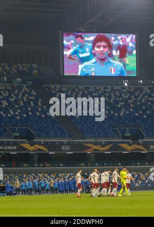 Neapel, KAMPANIEN, ITALIEN. November 2020. 26/11/2020 stadio San Paolo, europa Leaghue di calcio di s incontro tra SSC Napoli vs Rijeka.in foto: i giocatori del napoli scendono in campo con la maglia di Maradona Credit: Fabio Sasso/ZUMA Wire/Alamy Live News Stockfoto