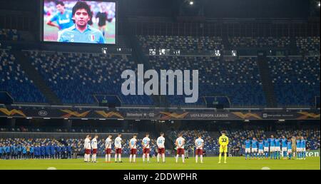 Neapel, KAMPANIEN, ITALIEN. November 2020. 26/11/2020 stadio San Paolo, europa Leaghue di calcio di s incontro tra SSC Napoli vs Rijeka.in foto: i giocatori del napoli scendono in campo con la maglia di Maradona Credit: Fabio Sasso/ZUMA Wire/Alamy Live News Stockfoto