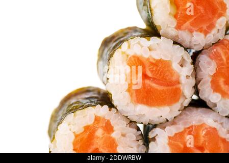 Maki-Rollen stapeln auf weiß Stockfoto