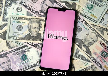 Stafford, UK - November 26 2020: Klarna App Login-Bildschirm auf dem Smartphone auf den Dollar-Banknoten platziert gesehen. Stockfoto