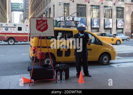 Manhattan, New York. 20. November 2020. Ein Glockenringer der Heilsarmee sammelt vor Penn Station Geld für wohltätige Zwecke. Stockfoto