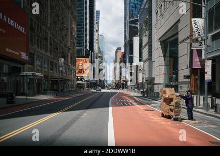 Manhattan, New York. Juni 01, 2020. Ein FedEx-Arbeiter mit einer Maske lädt Pakete auf seinen Wagen in der 42. Straße hoch. Stockfoto