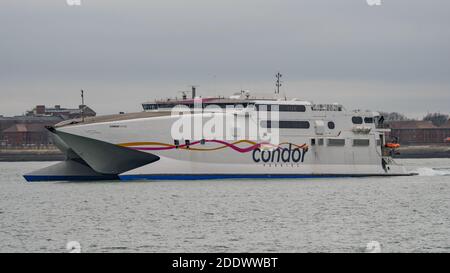 HSC Condor Rapide im Solent nach der Abreise aus Portsmouth, Großbritannien, am 25. November 2020. Stockfoto