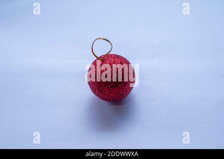 Fancy rote weihnachtskugel auf weißen Hintergründen isoliert Stockfoto