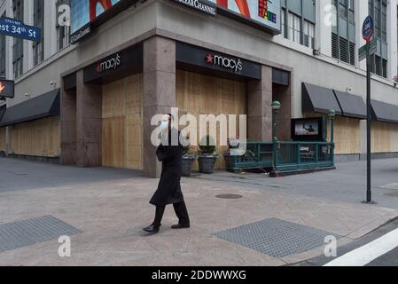 Juni 01, 2020. Manhattan, New York, Usa. Ein Mann mit Maske geht vor Macy's Kaufhaus in einer leeren 34. Straße in Midtown Stockfoto
