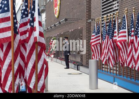 Manhattan, New York. September 11, 2020. FDNY Feuerwehrmann trägt eine Maske steht Wache an der FDNY Memorial Wall in der Nähe des World Trade Center. Stockfoto