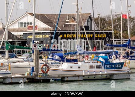 Jachten vor dem Arun Yacht Club, Sommer, Littlehampton, West Sussex, UK. Stockfoto