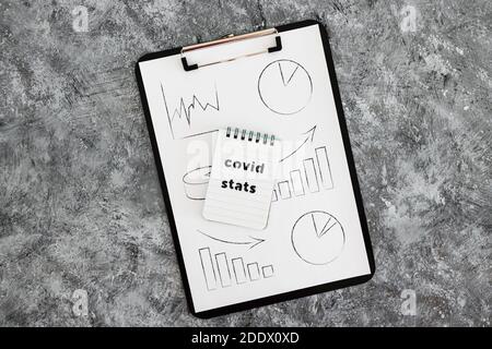 Leben nach der covid-19 Virus Pandemie konzeptuelles Bild, Zwischenablage mit Grafik und Covid Stats Text Stockfoto Leben nach der covid-19 Virus Pandemie konzeptuelles Bild, Zwischenablage mit Grafik und Covid Stats Text Stockfoto
