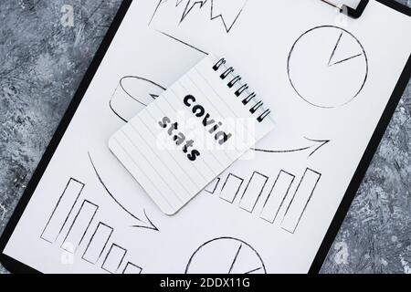 Leben nach der covid-19 Virus Pandemie konzeptuelles Bild, Zwischenablage mit Grafik und Covid Stats Text Stockfoto Leben nach der covid-19 Virus Pandemie konzeptuelles Bild, Zwischenablage mit Grafik und Covid Stats Text Stockfoto