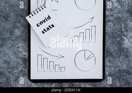 Leben nach der covid-19 Virus Pandemie konzeptuelles Bild, Zwischenablage mit Grafik und Covid Stats Text Stockfoto Leben nach der covid-19 Virus Pandemie konzeptuelles Bild, Zwischenablage mit Grafik und Covid Stats Text Stockfoto