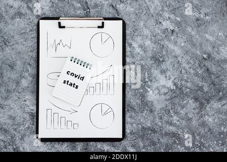 Leben nach der covid-19 Virus Pandemie konzeptuelles Bild, Zwischenablage mit Grafik und Covid Stats Text Stockfoto Leben nach der covid-19 Virus Pandemie konzeptuelles Bild, Zwischenablage mit Grafik und Covid Stats Text Stockfoto