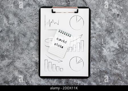 Leben nach der covid-19 Virus Pandemie konzeptuelles Bild, Zwischenablage mit Grafik und Covid Stats Text Stockfoto Leben nach der covid-19 Virus Pandemie konzeptuelles Bild, Zwischenablage mit Grafik und Covid Stats Text Stockfoto