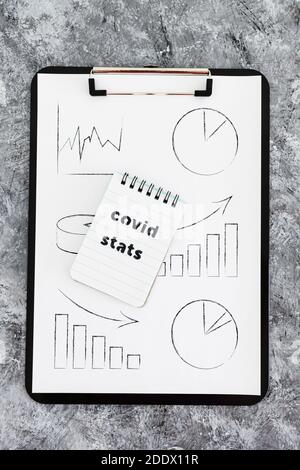 Leben nach der covid-19 Virus Pandemie konzeptuelles Bild, Zwischenablage mit Grafik und Covid Stats Text Stockfoto Leben nach der covid-19 Virus Pandemie konzeptuelles Bild, Zwischenablage mit Grafik und Covid Stats Text Stockfoto