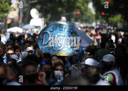 Buenos Aires, Argentinien. November 2020. Fans warten vor der Begräbniskapelle der Fußballlegende Diego Maradona im Casa Rosada in Buenos Aires, der Hauptstadt Argentiniens, am 26. November 2020. Maradona starb am Mittwoch im Alter von 60 Jahren an einem Herzinfarkt. Quelle: Martin Zabala/Xinhua/Alamy Live News Stockfoto