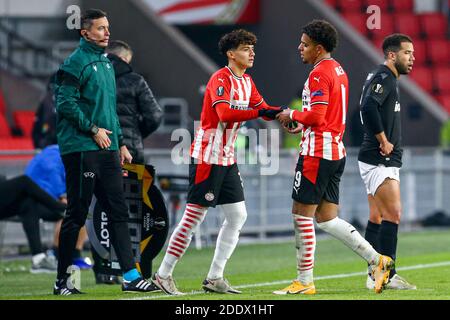 EINDHOVEN, NIEDERLANDE - NOVEMBER 26: 4. Offizieller Aleksandrs Golubevs., Ersatzspieler Richard Ledezma von PSV IN, Donyell Malen von PSV WÄHREND Stockfoto
