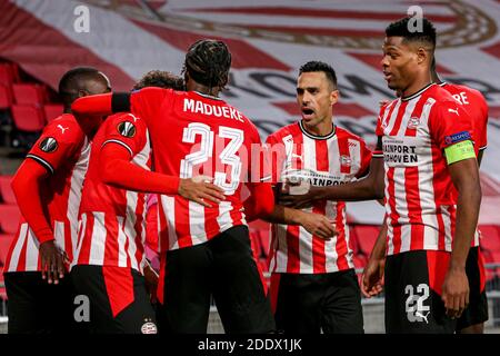 EINDHOVEN, NIEDERLANDE - NOVEMBER 26: Donyell Malen vom PSV feiert das Tor (3:2) mit dem Team während des UEFA Europa League-Spiels zwischen PSV und PAOK A Stockfoto