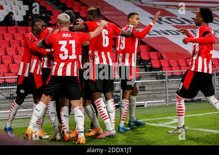 EINDHOVEN, NIEDERLANDE - NOVEMBER 26: Donyell Malen vom PSV feiert das Tor (3:2) mit dem Team während des UEFA Europa League-Spiels zwischen PSV und PAOK A Stockfoto