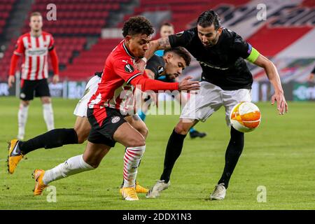 EINDHOVEN, NIEDERLANDE - NOVEMBER 26: Donyell Malen vom PSV, Jose Angel Crespo von PAOK während des UEFA Europa League Spiels zwischen PSV und PAOK bei Phil Stockfoto