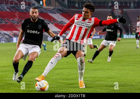 EINDHOVEN, NIEDERLANDE - NOVEMBER 26: Omar El Kaddouri von PAOK Donyell Malen vom PSV während des UEFA Europa League Spiels zwischen PSV und PAOK bei Philip Stockfoto
