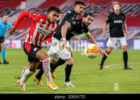 EINDHOVEN, NIEDERLANDE - NOVEMBER 26: Donyell Malen vom PSV, Jose Angel Crespo von PAOK während des UEFA Europa League Spiels zwischen PSV und PAOK bei Phil Stockfoto