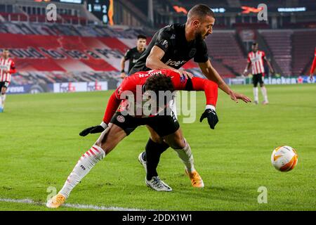 EINDHOVEN, NIEDERLANDE - NOVEMBER 26: Omar El Kaddouri von PAOK Donyell Malen vom PSV während des UEFA Europa League Spiels zwischen PSV und PAOK bei Philip Stockfoto