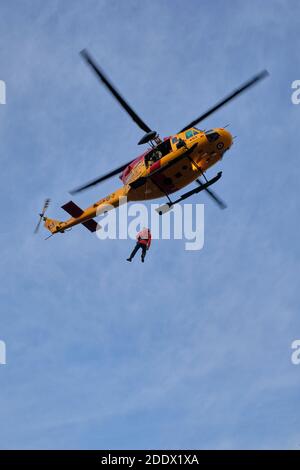 Northumberland County Forest, Ontario, Kanada - 19. November 2020: Ein kanadischer Hubschrauber der Streitkräfte von Griffon übt das Anheben eines Such- und Rettungshubschraubers Stockfoto