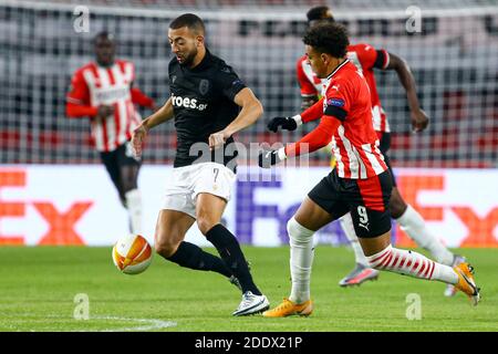 EINDHOVEN, NIEDERLANDE - NOVEMBER 26: Omar El Kaddouri von PAOK, Donyell Malen vom PSV während des UEFA Europa League Spiels zwischen PSV und PAOK in Phili Stockfoto