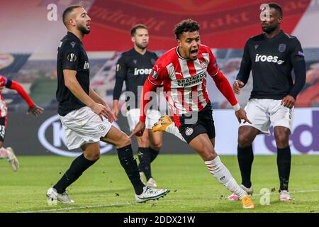 EINDHOVEN, NIEDERLANDE - NOVEMBER 26: Donyell Malen vom PSV feiert das Tor (3:2) während des UEFA Europa League-Spiels zwischen PSV und PAOK bei Philips Stockfoto