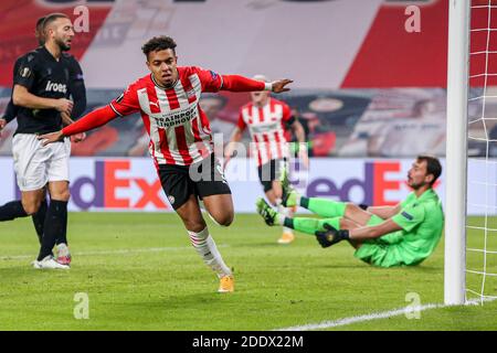 EINDHOVEN, NIEDERLANDE - NOVEMBER 26: Donyell Malen vom PSV feiert Tor (3:2), Zivko Zivkovic von PAOK während des UEFA Europa League-Spiels dazwischen Stockfoto
