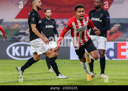 EINDHOVEN, NIEDERLANDE - NOVEMBER 26: Donyell Malen vom PSV feiert das Tor (3:2) während des UEFA Europa League-Spiels zwischen PSV und PAOK bei Philips Stockfoto