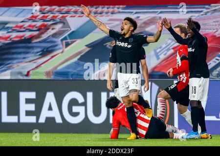 EINDHOVEN, NIEDERLANDE - NOVEMBER 26: Douglas Augusto von PAOK, Moussa Wague von PAOK protestieren, Donyell Malen von PSV auf dem Spielfeld während der UEFA Europa L Stockfoto