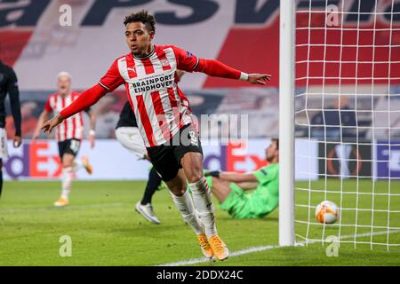 EINDHOVEN, NIEDERLANDE - NOVEMBER 26: Donyell Malen vom PSV feiert Tor (3:2), Zivko Zivkovic von PAOK während des UEFA Europa League-Spiels dazwischen Stockfoto