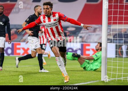 EINDHOVEN, NIEDERLANDE - NOVEMBER 26: Donyell Malen vom PSV feiert das Tor (3:2) während des UEFA Europa League-Spiels zwischen PSV und PAOK bei Philips Stockfoto